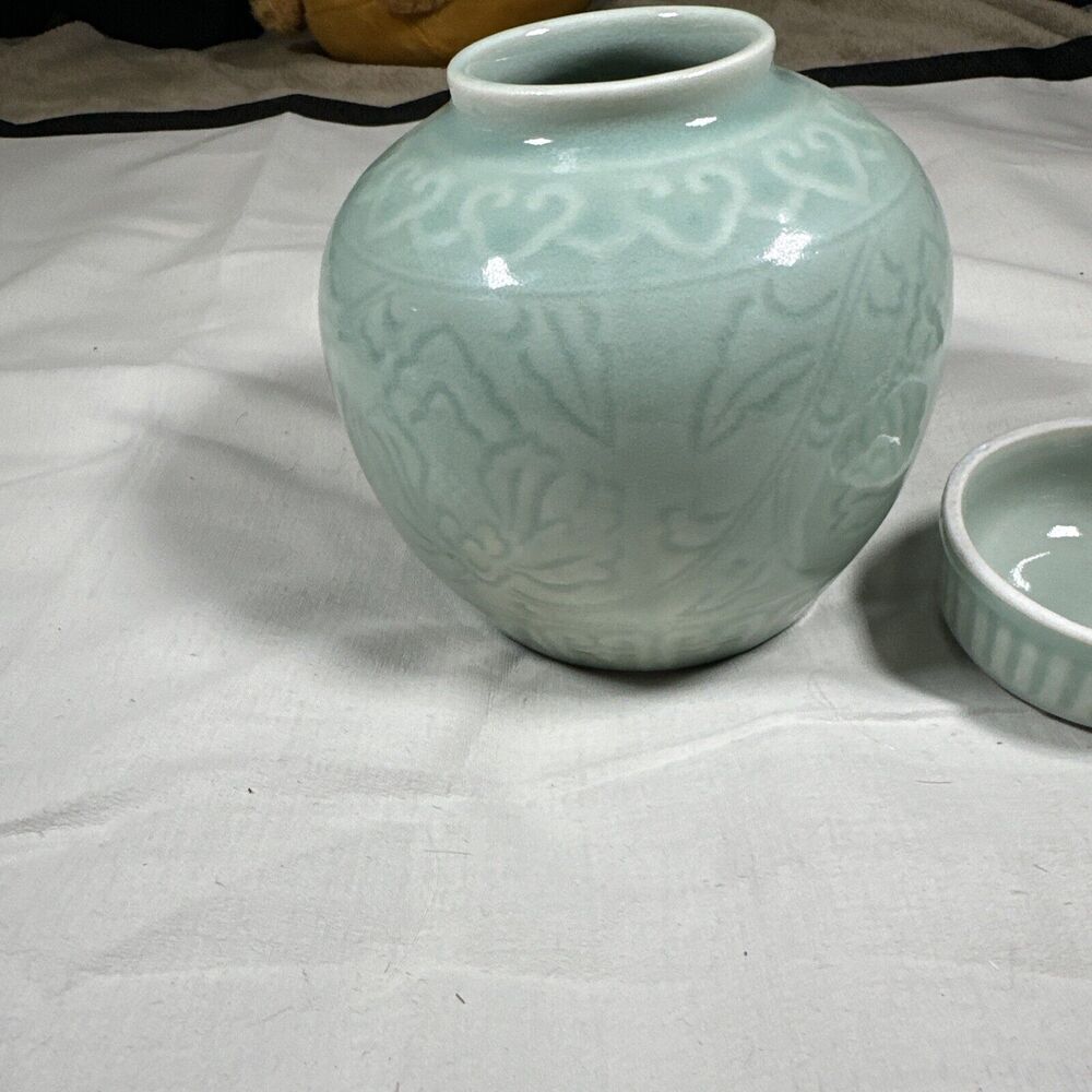 Vintage Chinese Celadon Green Porcelain Ginger Jar Lotus Motifs With Lid - Picture 4 of 16